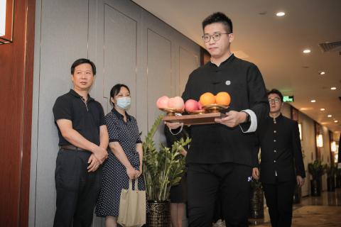 罗湖区委统战部副部长、工商联党组书记叶志伟一行到金海岸娱乐调研