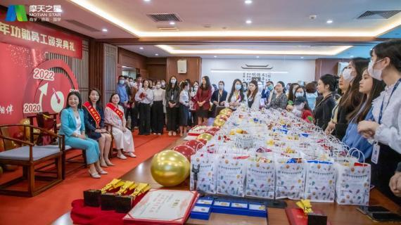“ 感恩有你 · 一路相伴 ”金海岸娱乐10年功勋员工颁奖典礼圆满举办